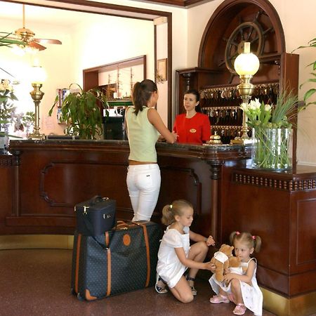 Hotel Milano Helvetia - In Centro Con Piscina Riccione Kültér fotó