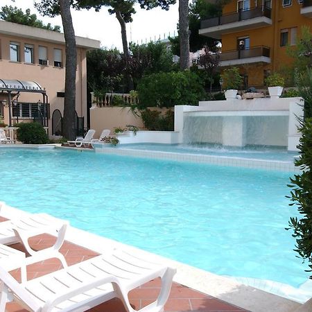 Hotel Milano Helvetia - In Centro Con Piscina Riccione Kültér fotó