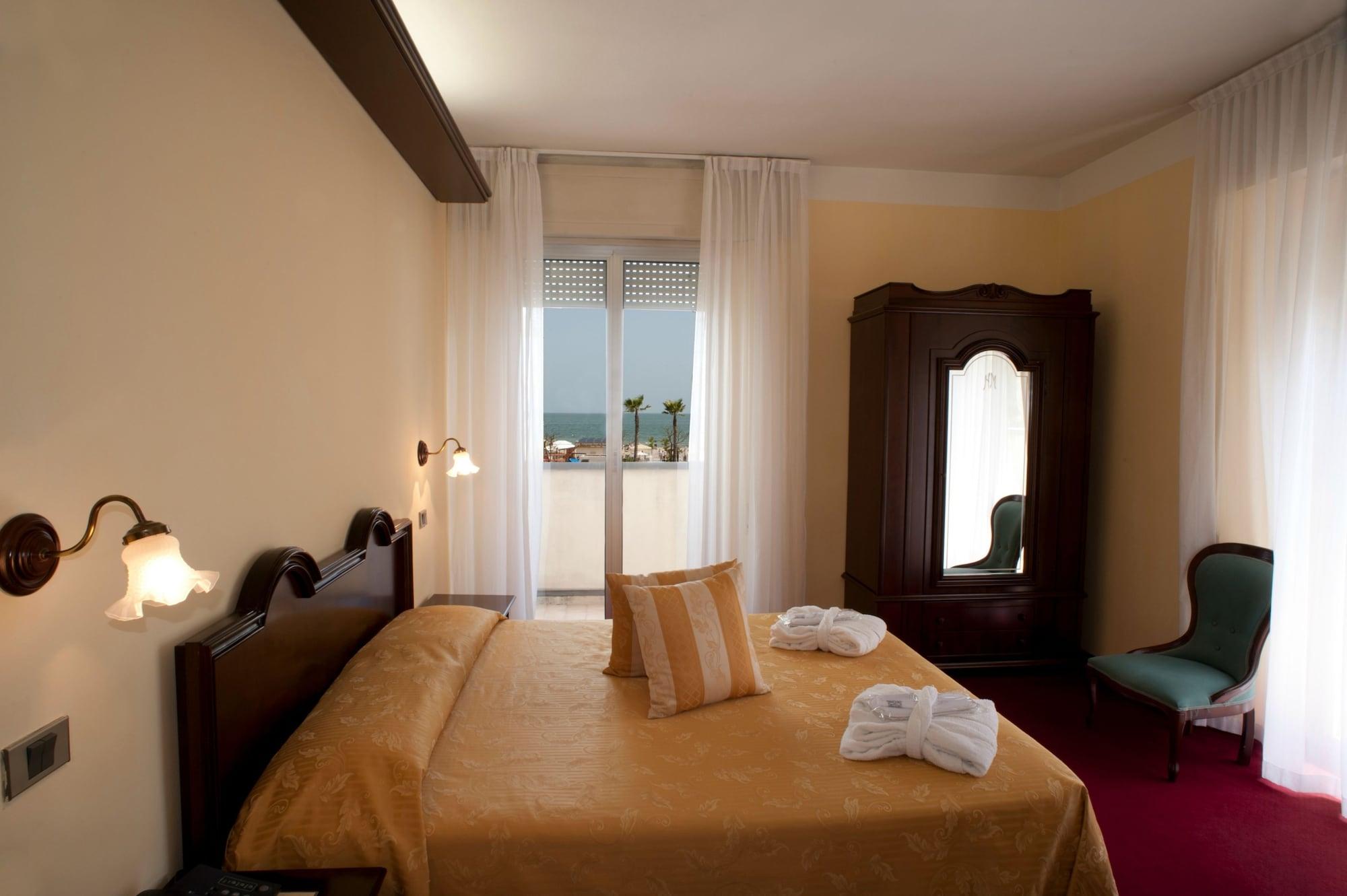 Hotel Milano Helvetia - In Centro Con Piscina Riccione Kültér fotó