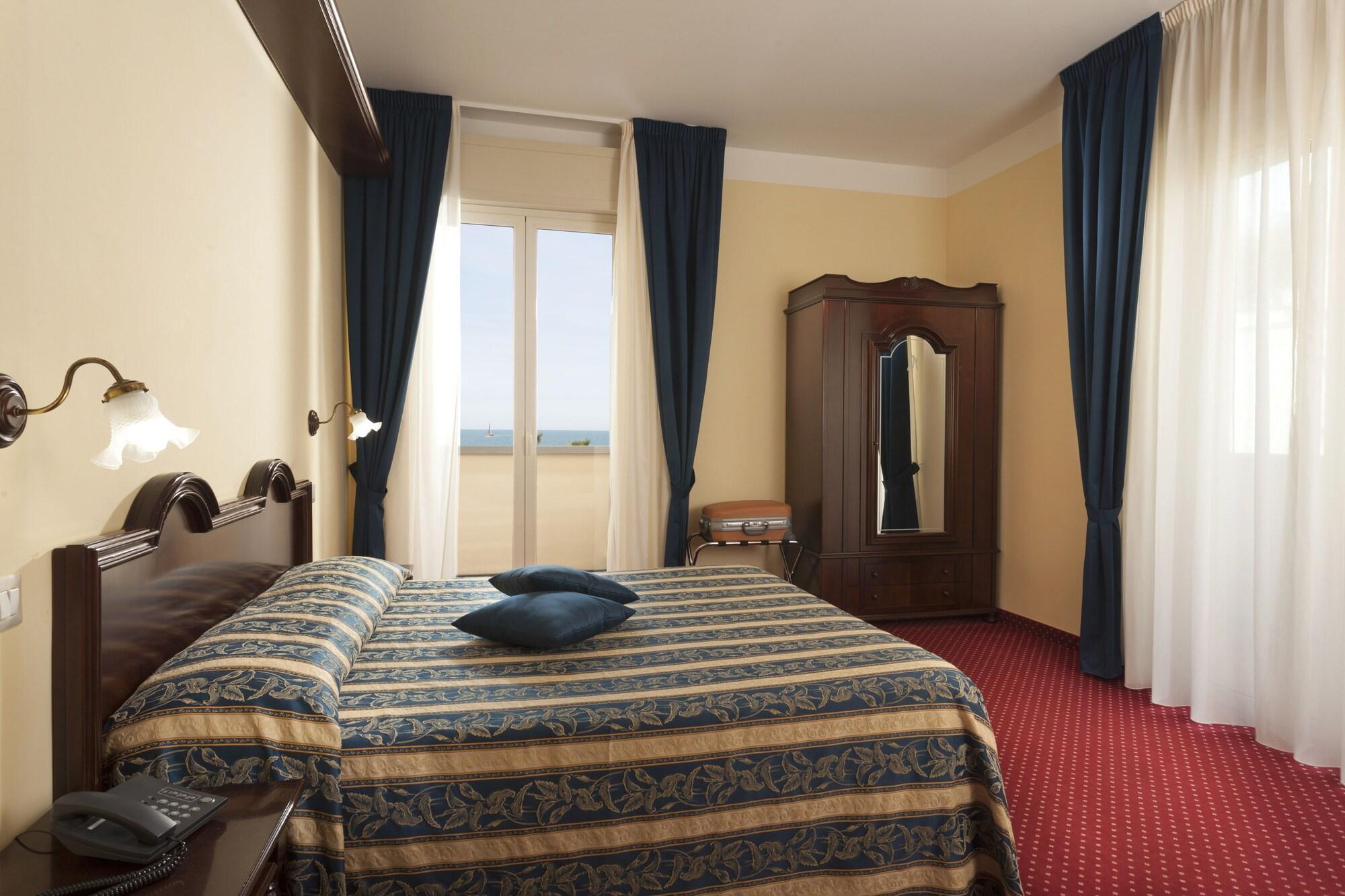Hotel Milano Helvetia - In Centro Con Piscina Riccione Kültér fotó