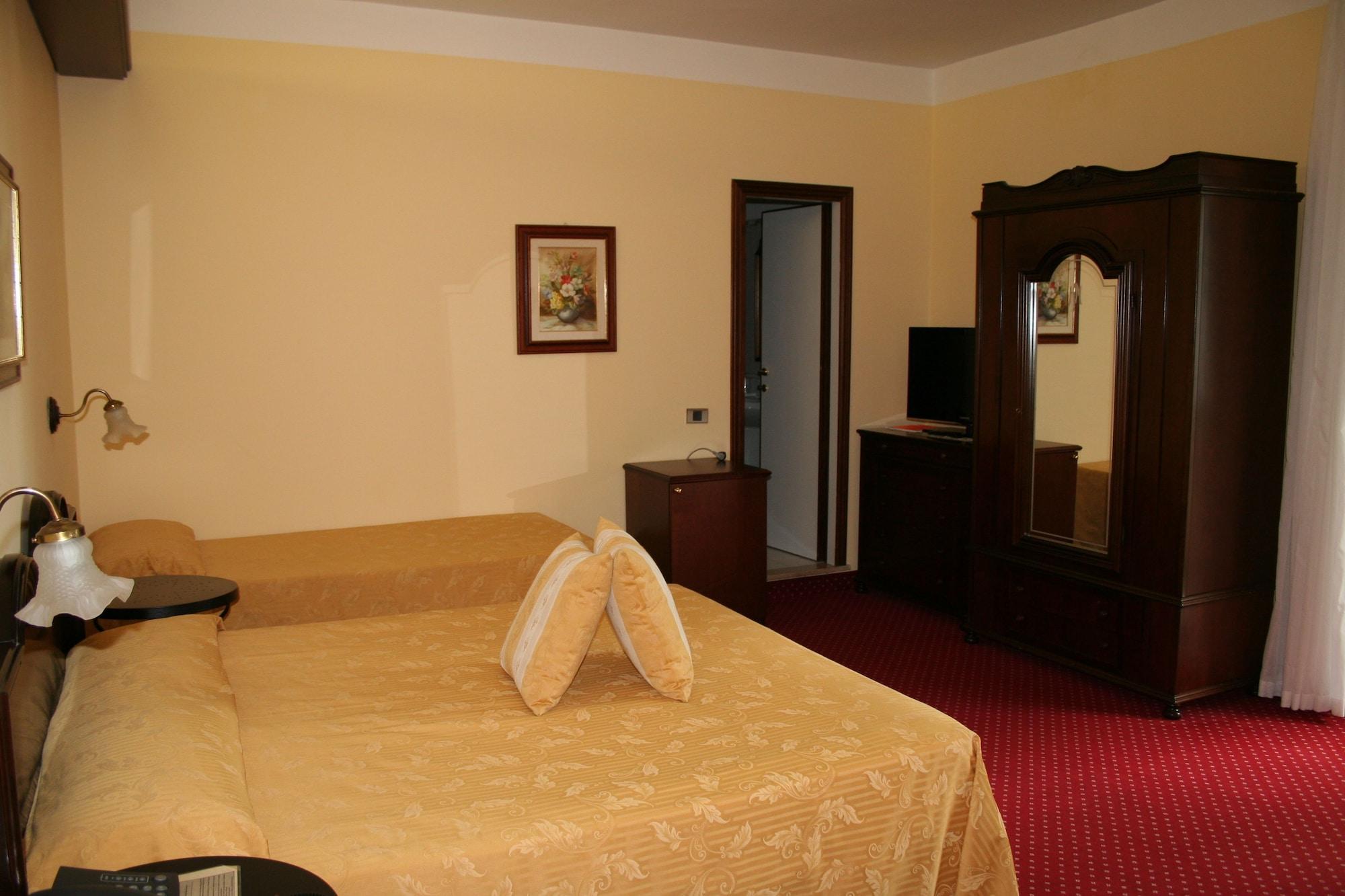 Hotel Milano Helvetia - In Centro Con Piscina Riccione Kültér fotó