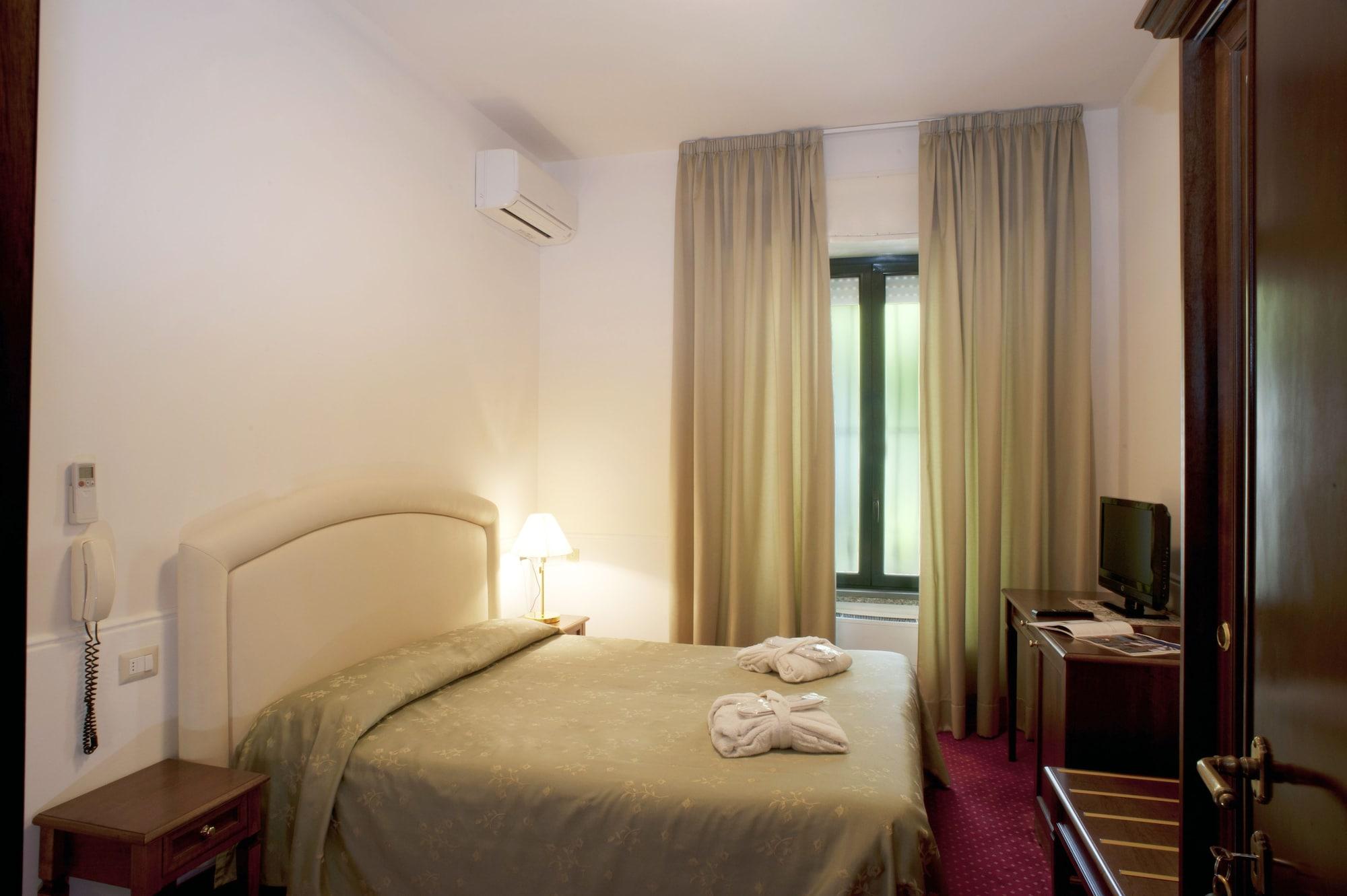 Hotel Milano Helvetia - In Centro Con Piscina Riccione Kültér fotó