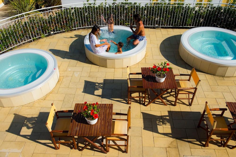 Hotel Milano Helvetia - In Centro Con Piscina Riccione Kültér fotó