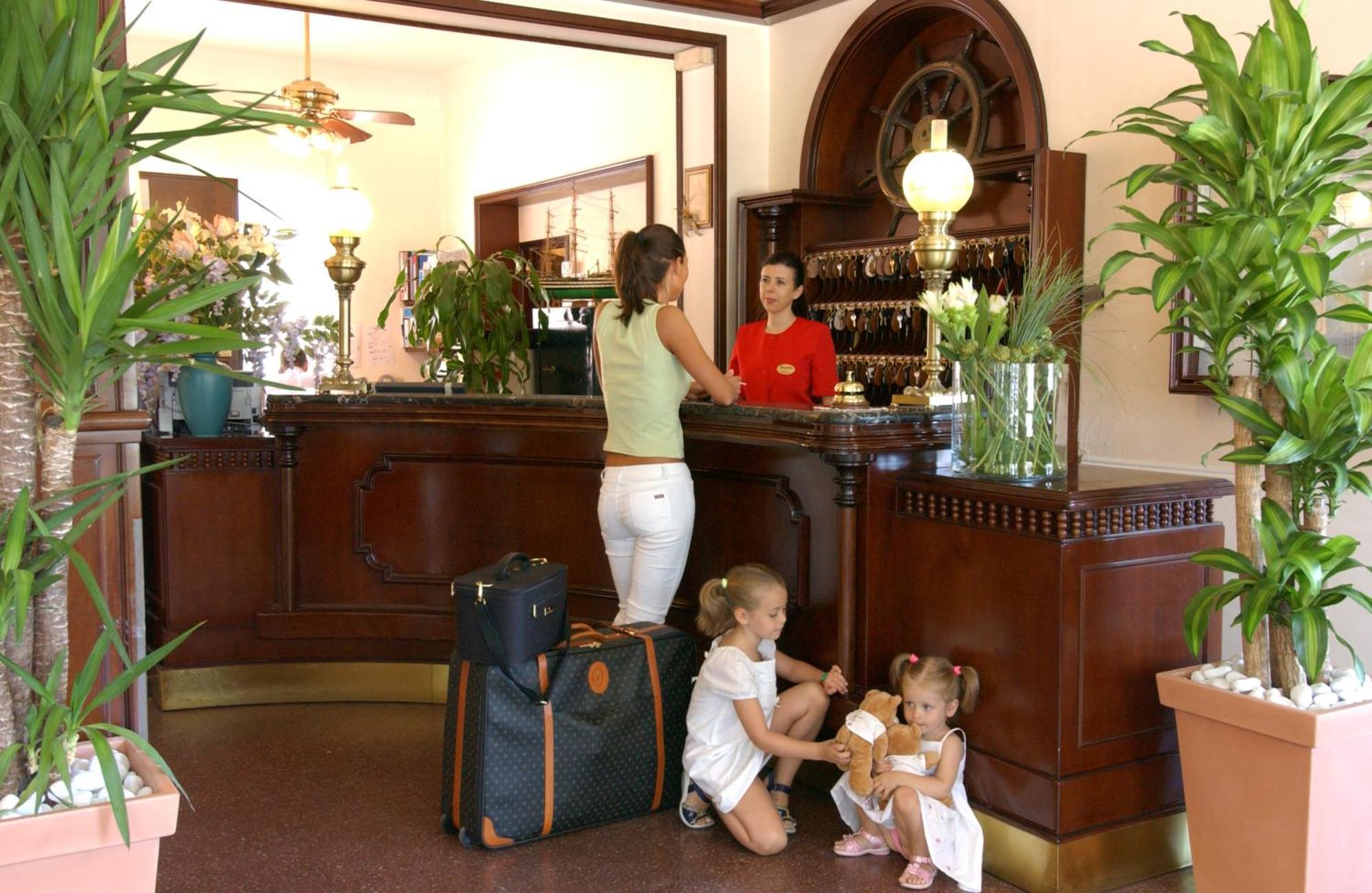 Hotel Milano Helvetia - In Centro Con Piscina Riccione Kültér fotó