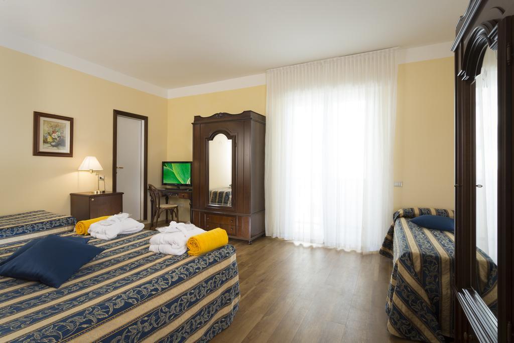 Hotel Milano Helvetia - In Centro Con Piscina Riccione Kültér fotó