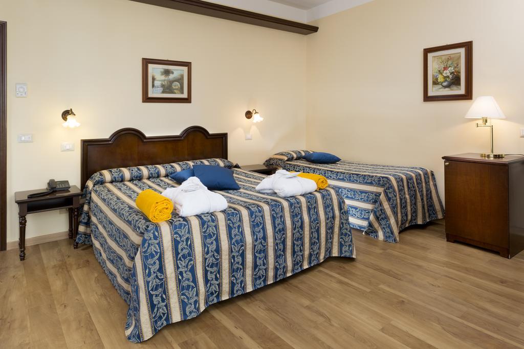 Hotel Milano Helvetia - In Centro Con Piscina Riccione Kültér fotó