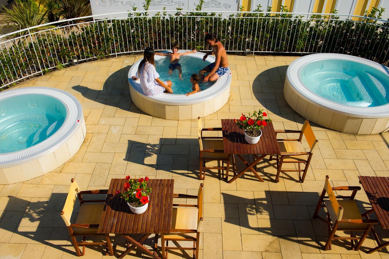 Hotel Milano Helvetia - In Centro Con Piscina Riccione Kültér fotó