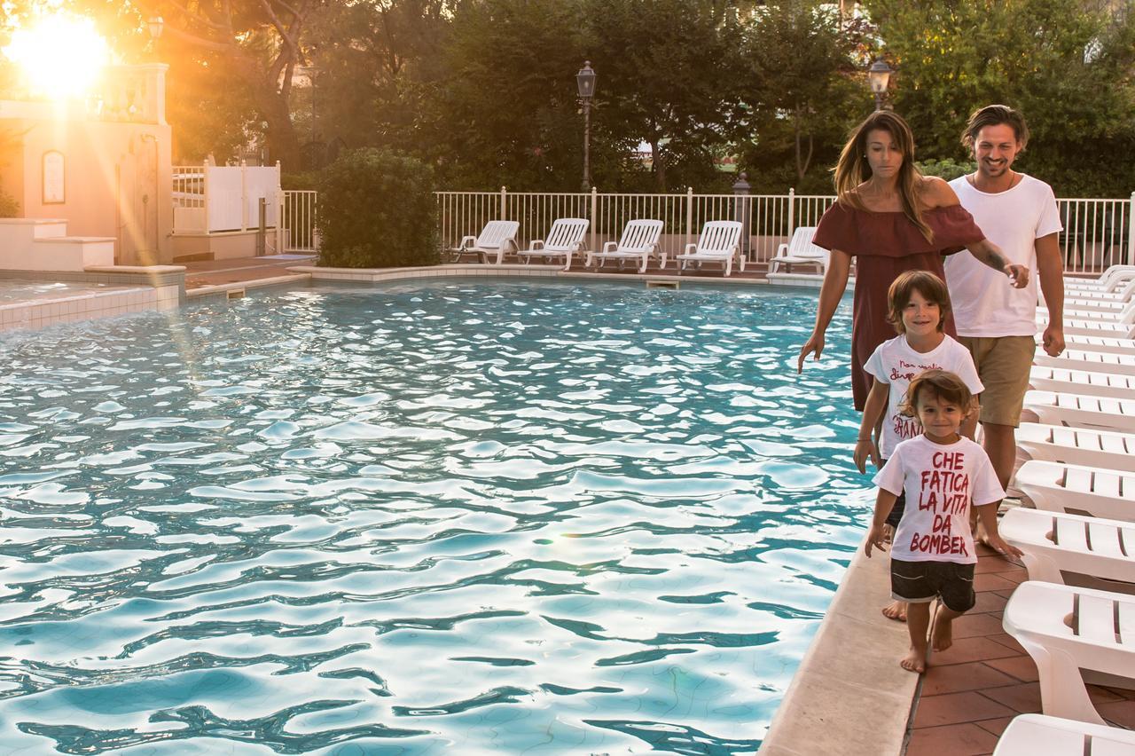 Hotel Milano Helvetia - In Centro Con Piscina Riccione Kültér fotó