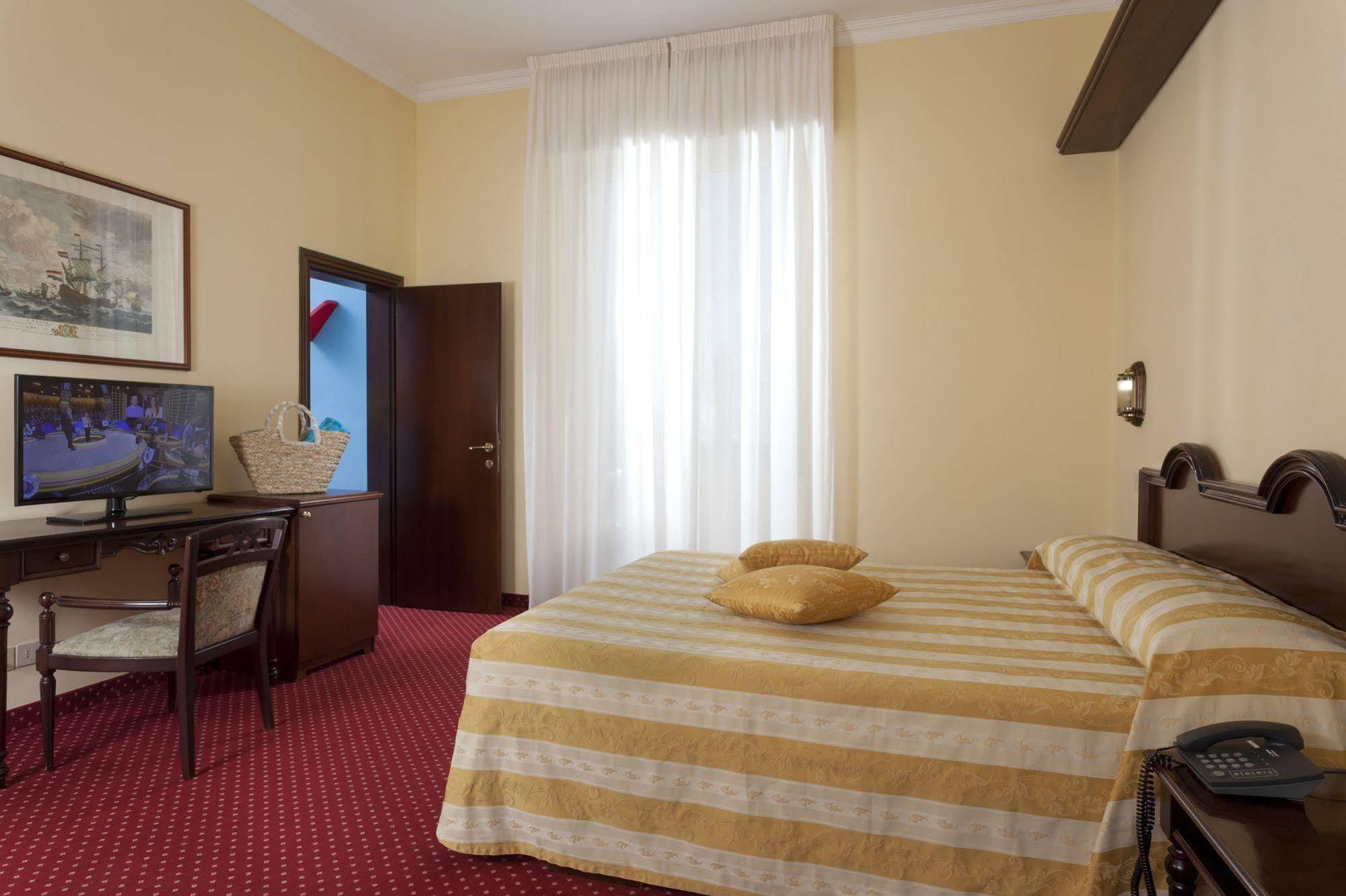 Hotel Milano Helvetia - In Centro Con Piscina Riccione Kültér fotó