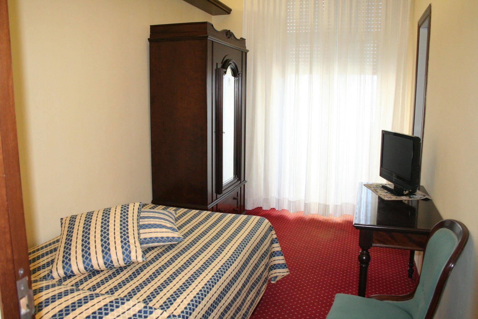 Hotel Milano Helvetia - In Centro Con Piscina Riccione Kültér fotó