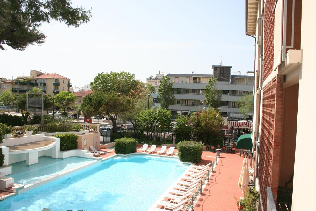 Hotel Milano Helvetia - In Centro Con Piscina Riccione Kültér fotó