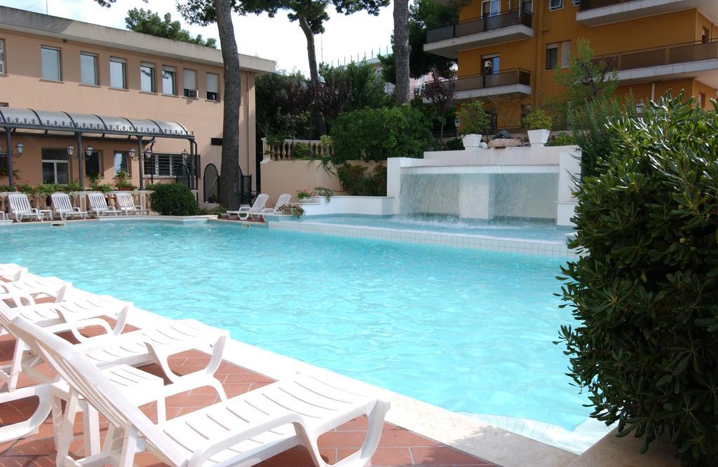 Hotel Milano Helvetia - In Centro Con Piscina Riccione Kültér fotó